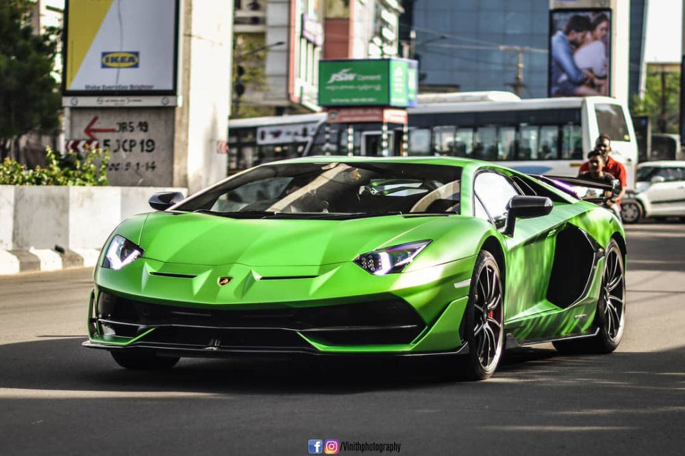 Ngoài ra, các đại gia Ấn Độ còn sở hữu một chiếc siêu xe Lamborghini Aventador SVJ mang màu sơn rất quen thuộc của dòng siêu xe hàng hiếm và đắt đỏ này chính là xanh mờ Matte Green Ngoài ra, các đại gia Ấn Độ còn sở hữu một chiếc siêu xe Lamborghini Aventador SVJ mang màu sơn rất quen thuộc của dòng siêu xe hàng hiếm và đắt đỏ này chính là xanh mờ Matte Green