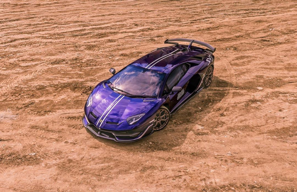 Siêu xe Lamborghini Aventador SVJ đầu tiên đến Ấn Độ có bộ áo xanh tím đi kèm các sọc màu trắng và sợi carbon ở ngoại thất. Bên hông xe còn có số thứ tự 25 nhưng không rõ mang ý nghĩa như thế nào. Siêu xe Lamborghini Aventador SVJ đầu tiên đến Ấn Độ có bộ áo xanh tím đi kèm các sọc màu trắng và sợi carbon ở ngoại thất. Bên hông xe còn có số thứ tự 25 nhưng không rõ mang ý nghĩa như thế nào.