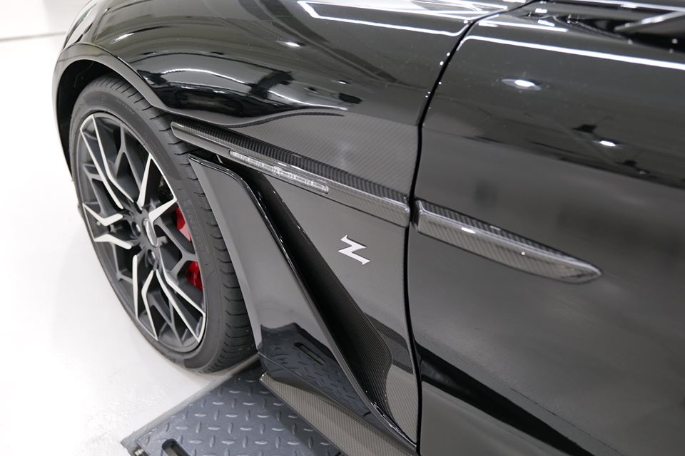 Aston Martin Vanquish Zagato Shooting Brake thực chất là phiên bản station wagon của dòng Vanquish Zagato đã lần đầu tiên ra mắt vào năm 2016. Không chỉ có thiết kế phong cách, mẫu xe này còn đi kèm mọi tấm ốp thân vỏ đều được làm bằng sợi carbon. Phần nóc của xe được chia làm 2 phần, 1 phần bằng sợi carbon và 1 phần bằng kính.