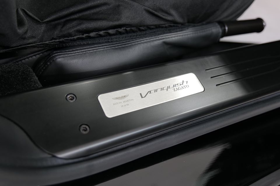 Toàn bộ 99 chiếc Aston Martin Vanquish Zagato Shooting Brake đều có số thứ tự được khắc trên bậc cửa cùng với đó là logo cánh chim, tên hãng Aston Martin và dòng xe là Vanquish Zagato.
