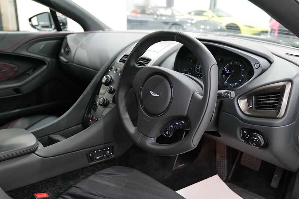 Cận cảnh nội thất của chiếc Aston Martin Vanquish Zagato Shooting Brake đầu tiên đến Hồng Kông và cũng rất có thể là chiếc duy nhất ở đây. Bên trong Aston Martin Vanquish Zagato Shooting Brake là không gian nội thất 2 chỗ ngồi và khoang hành lý rộng rãi theo đặc trưng của xe station wagon. Ngoài ra, khoang hành lý còn đi kèm cửa chỉnh điện tiện lợi.