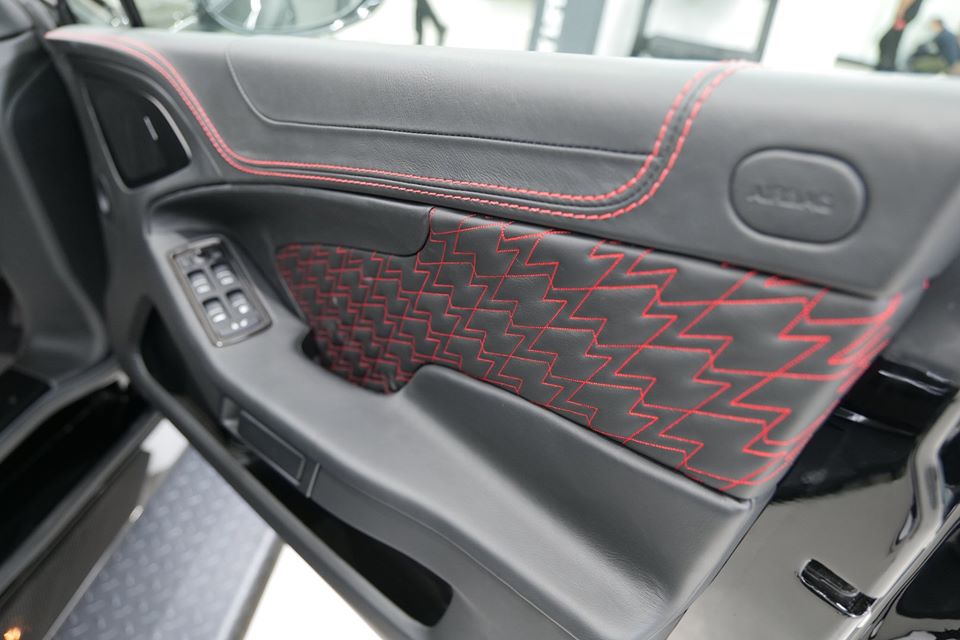 Các logo hình chữ Z được may bằng chỉ màu đỏ bên trong khoang lái của Aston Martin Vanquish Zagato Shooting Brake đầu tiên đến Hương Cảng. Aston Martin Vanquish Zagato Shooting Brake sử dụng động cơ V12, dung tích 5.9 lít, hút khí tự nhiên lấy từ mẫu siêu xe Vanquish S sẽ mang đến công suất 592 mã lực. Sức mạnh của động cơ sẽ được gửi đến các bánh sau thông qua hộp số tự động 8 cấp ZF mới mang tên Touchtronic III.