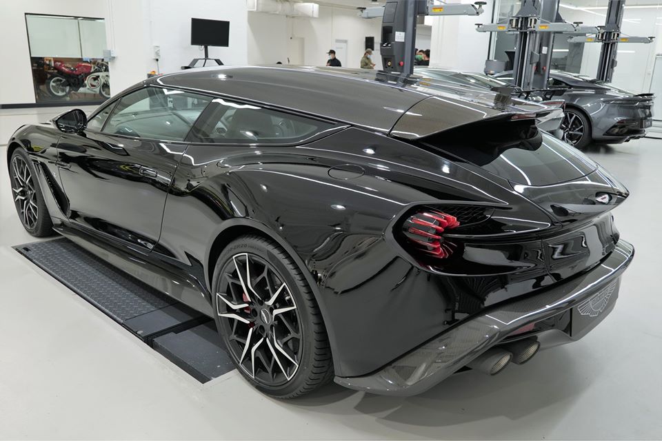 Chiếc Aston Martin Vanquish Zagato Shooting Brake đến Hồng Kông sở hữu ngoại thất sơn màu đen cùng các chi tiết bằng carbon bên ngoài ngoại thất cũng như trong khoang lái.