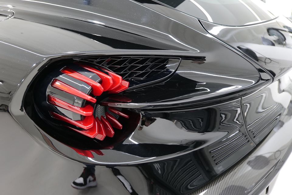 Trái tim này khi lắp trên Aston Martin Vanquish Zagato Shooting Brake sẽ mang đến công suất cực đại 592 mã lực. Sức mạnh của động cơ sẽ được gửi đến các bánh sau thông qua hộp số tự động 8 cấp ZF mới mang tên Touchtronic III. Điểm ấn tượng và đặc trưng khác của các phiên bản Aston Martin Vanquish Zagato chính là đèn hậu LED thiết kế theo hình cánh tua-bin độc đáo.