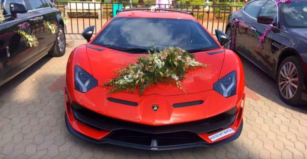 Cuối cùng là chiếc siêu xe Lamborghini Aventador SVJ mang màu đỏ từng tham dự vào một đám cưới toàn siêu xe và xe sang ở Ấn Độ vào năm ngoái. Cuối cùng là chiếc siêu xe Lamborghini Aventador SVJ mang màu đỏ từng tham dự vào một đám cưới toàn siêu xe và xe sang ở Ấn Độ vào năm ngoái.