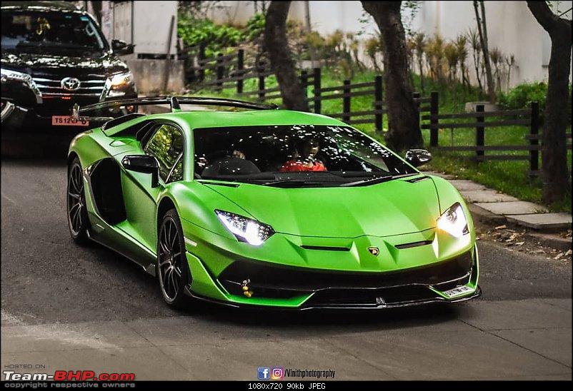 Trong đó, chiếc siêu xe Lamborghini Aventador SVJ đầu tiên đến với Hyderabad, một thành phố ở phía nam Ấn Độ, nằm bên sông Musi, thủ phủ của bang Telangana cũng mang bộ áo xanh mờ Matte Green vô cùng nổi bật và cá tính.
