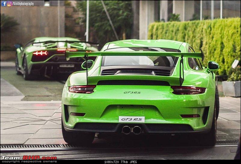 Siêu xe Lamborghini Aventador SVJ và Porsche 911 GT3 RS tông xuyệt tông màu xanh lá rất nổi bật và ấn tượng của các đại gia Ấn Độ.