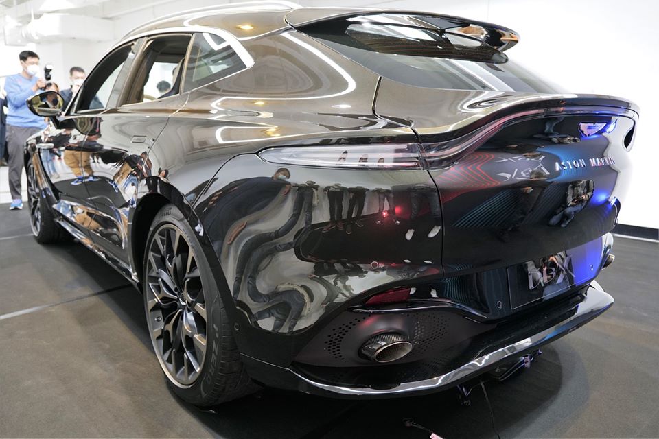 Cũng trong buổi ra mắt SUV hạng sang Aston Martin DBX ở Hồng K&ocirc;ng, đại diện h&atilde;ng xe Anh quốc đ&atilde; cho biết nhu cầu của Aston Martin DBX tr&ecirc;n thế giới l&agrave; kh&aacute; cao v&agrave; họ đ&atilde; c&oacute; đủ đơn để sản xuất xe đến hết năm 2020. Đối thủ ch&iacute;nh của Aston Martin DBX kh&ocirc;ng ai kh&aacute;c ngo&agrave;i Bentley Bentayga V8.