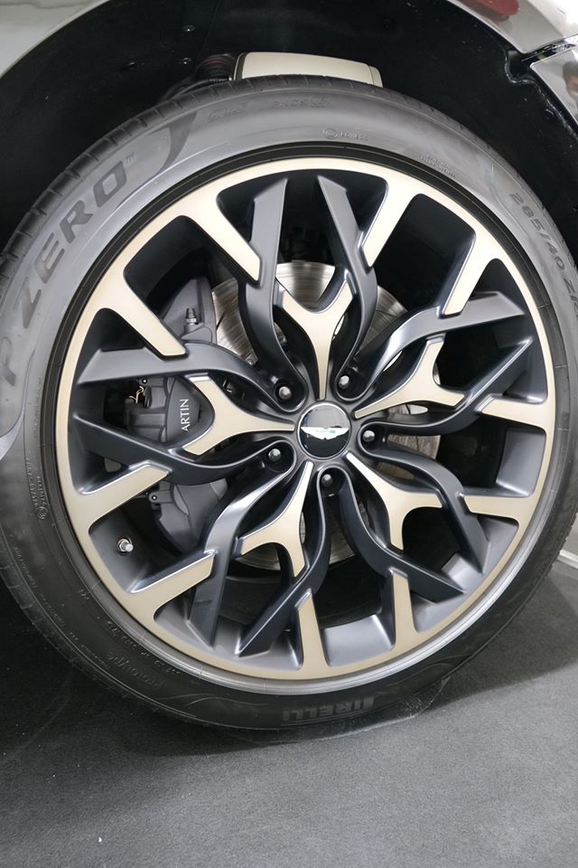Theo Aston Martin, hệ dẫn động 4 b&aacute;nh 4WD v&agrave; hệ thống treo của DBX 2020 l&agrave; do h&atilde;ng tự ph&aacute;t triển, kh&ocirc;ng d&ugrave;ng chung với Mercedes-Benz. Hệ thống treo c&oacute; thể n&acirc;ng l&ecirc;n 45 mm hoặc hạ xuống 50 mm.