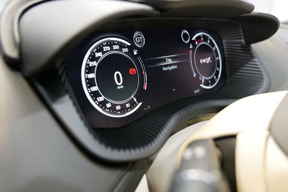 Điều th&uacute; vị l&agrave; Aston Martin DBX 2020 kh&ocirc;ng d&ugrave;ng hộp số tự động ZF 8 cấp như hai người anh em Vantage hay DB11. Thay v&agrave;o đ&oacute;, xe được trang bị hộp số tự động 9G-tronic 9 cấp do Mercedes-Benz cung cấp, truyền sức mạnh trực tiếp xuống cả 4 b&aacute;nh. Ngo&agrave;i ra, Aston Martin DBX 2020 c&ograve;n c&oacute; kh&oacute;a vi sai điện tử ở cầu sau.