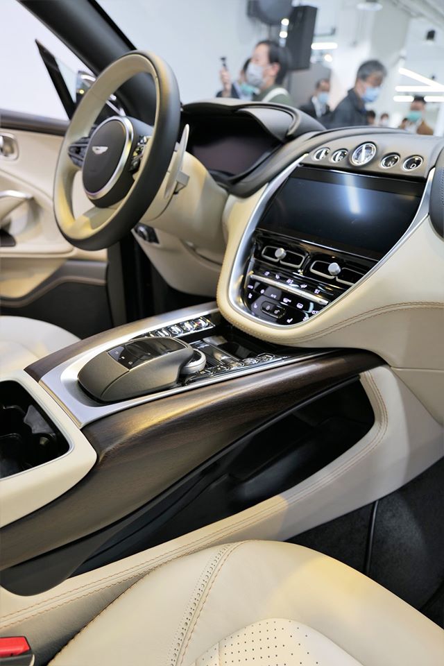 Về c&ocirc;ng nghệ, Aston Martin DBX 2020 c&oacute; m&agrave;n h&igrave;nh m&agrave;u LCD 10,25 inch của hệ thống th&ocirc;ng tin giải tr&iacute; nằm trong cụm điều khiển trung t&acirc;m v&agrave; ngay tr&ecirc;n cửa gi&oacute; điều h&ograve;a. B&ecirc;n dưới m&agrave;n h&igrave;nh n&agrave;y l&agrave; n&uacute;t bấm chỉnh hộp số. Ri&ecirc;ng bảng đồng hồ đi k&egrave;m m&agrave;n h&igrave;nh 12,3 inch. Ngo&agrave;i ra, bạn c&ograve;n t&igrave;m thấy hệ thống điều h&ograve;a tự động 2 v&ugrave;ng, hệ thống đ&egrave;n viền 64 m&agrave;u, hệ thống th&ocirc;ng tin giải tr&iacute; tương th&iacute;ch Apple CarPlay v&agrave; camera 360 độ b&ecirc;n trong mẫu SUV hạng sang của Aston Martin.