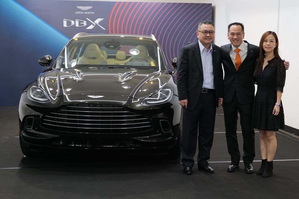 Mẫu SUV hạng sang cỡ lớn Aston Martin DBX đ&atilde; lần đầu ti&ecirc;n tr&igrave;nh l&agrave;ng tại Trung Quốc v&agrave;o th&aacute;ng 11/2019 v&agrave; đến nay đ&atilde; được mang đến c&aacute;c thị trường tr&ecirc;n thế giới để giới thiệu. V&agrave;o chiều ng&agrave;y 5 th&aacute;ng 3 năm 2020, chiếc Aston Martin DBX đ&atilde; xuất hiện tại Hồng K&ocirc;ng để ra mắt với c&aacute;c đại gia xứ Hương Cảng.