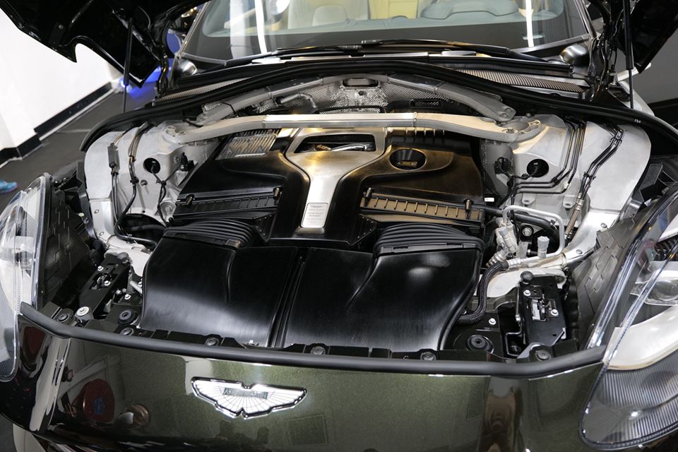 Nguồn cung cấp năng lượng cho Aston Martin DBX 2020 l&agrave; khối động cơ xăng V8, tăng &aacute;p k&eacute;p, dung t&iacute;ch 4.0 l&iacute;t cho Mercedes-AMG sản xuất. Động cơ tạo ra c&ocirc;ng suất tối đa 550 m&atilde; lực v&agrave; m&ocirc;-men xoắn cực đại 700 Nm đồng thời được trang bị c&ocirc;ng nghệ ngắt xi-lanh để giảm lượng xăng ti&ecirc;u thụ. Nhờ đ&oacute;, Aston Martin DBX 2020 c&oacute; thể tăng tốc từ 0-100 km/h trong thời gian 4,5 gi&acirc;y v&agrave; đạt vận tốc tối đa 291 km/h.