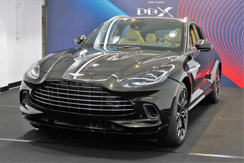  Mẫu SUV hạng sang cỡ lớn Aston Martin DBX đầu ti&ecirc;n đến Hồng K&ocirc;ng cũng ch&iacute;nh l&agrave; chiếc xe ra mắt lần đầu ti&ecirc;n tr&ecirc;n thế giới tại Trung Quốc. Mức gi&aacute; b&aacute;n của Aston Martin DBX d&agrave;nh cho c&aacute;c nh&agrave; gi&agrave;u Hồng K&ocirc;ng bắt đầu từ 2,98 triệu HKD, tương đương 8,86 tỷ đồng.