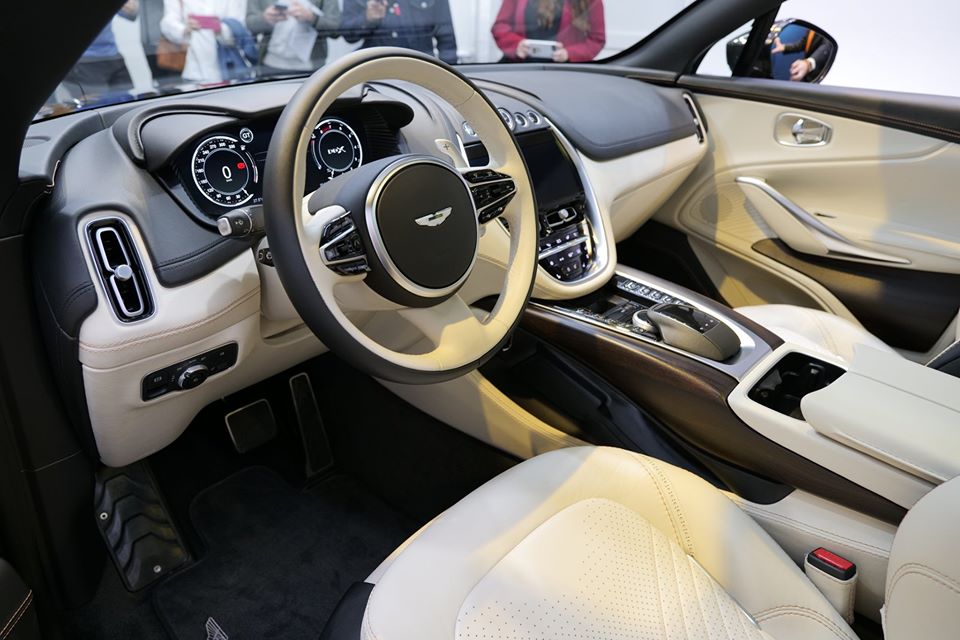 Bước v&agrave;o b&ecirc;n trong Aston Martin DBX 2020, người d&ugrave;ng được ch&agrave;o đ&oacute;n bằng kh&ocirc;ng gian nội thất như khoang l&aacute;i m&aacute;y bay. Cửa sổ trời to&agrave;n cảnh Panorama ph&iacute;a tr&ecirc;n sẽ mang đến &aacute;nh s&aacute;ng cho nội thất. Nếu kh&ocirc;ng th&iacute;ch, kh&aacute;ch h&agrave;ng c&oacute; thể che cửa sổ trời bằng r&egrave;m chỉnh điện l&agrave;m từ Alcantara. Đ&acirc;y l&agrave; r&egrave;m che cửa sổ trời đầu ti&ecirc;n trong ng&agrave;nh c&ocirc;ng nghiệp &ocirc; t&ocirc; thế giới.