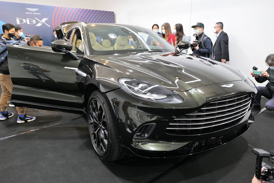 Với lịch đi v&ograve;ng quanh thế giới, kh&ocirc;ng r&otilde; l&agrave; chiếc SUV hạng sang Aston Martin DBX sẽ c&oacute; m&agrave;n ra mắt n&agrave;o ở thị trường Việt Nam hay kh&ocirc;ng. C&ograve;n ở Hồng K&ocirc;ng, c&aacute;c đại gia tại đ&acirc;y đ&atilde; chốt đơn mua trong buổi ra mắt với việc giao h&agrave;ng đầu ti&ecirc;n l&agrave; v&agrave;o cuối năm nay nhưng chỉ khoảng hơn 10 chiếc sẽ được đưa đến Hương Cảng. Số xe c&ograve;n lại sẽ được b&agrave;n giao trong năm 2021.