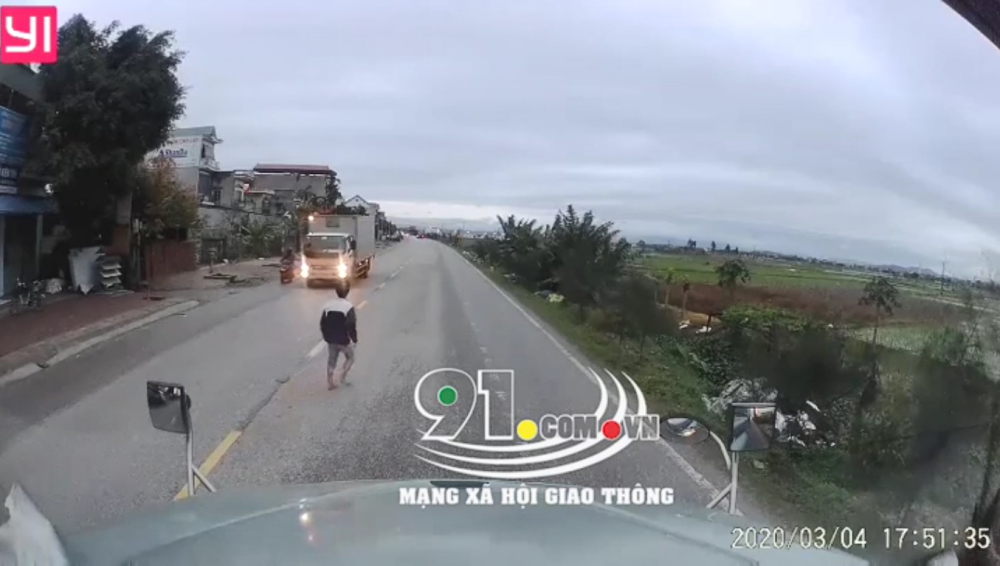 Và sau đó đi bộ lang thang giữa đường Và sau đó đi bộ lang thang giữa đường