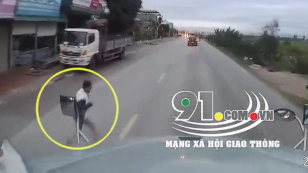 Nam thanh niên lao vào đầu xe container Nam thanh niên lao vào đầu xe container