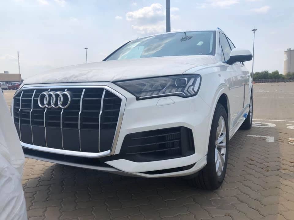 Audi Q7 mới cũng mang d&aacute;ng vẻ kh&aacute;c lạ c&ugrave;ng nhiều n&acirc;ng cấp b&ecirc;n trong nội thất của xe.