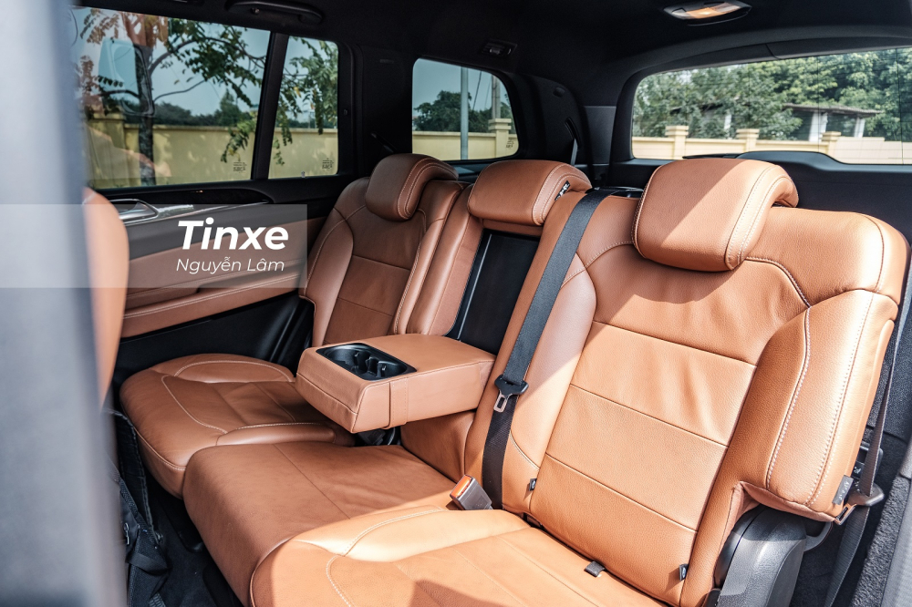 Là một mẫu SUV cỡ lớn, hàng ghế thứ 2 của Mercedes-Benz GLS 400 2016 có không gian ngồi rộng rãi, đầy đủ tựa đầu cho 3 vị trí cùng bệ tì tay trung tâm tích hợp hộc đựng ly