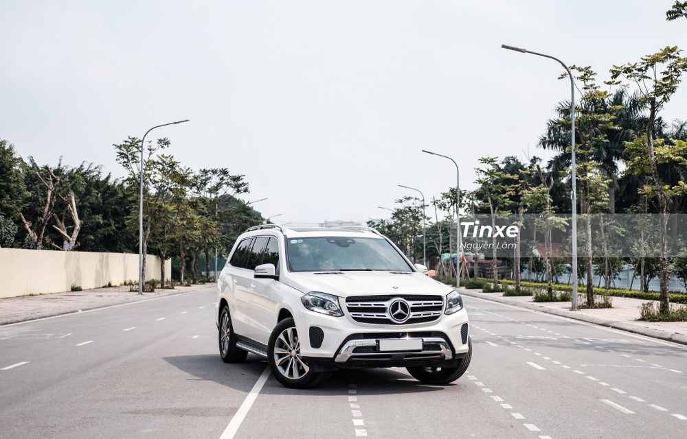 Ngoại thất của xe còn khá mới so với tuổi đời