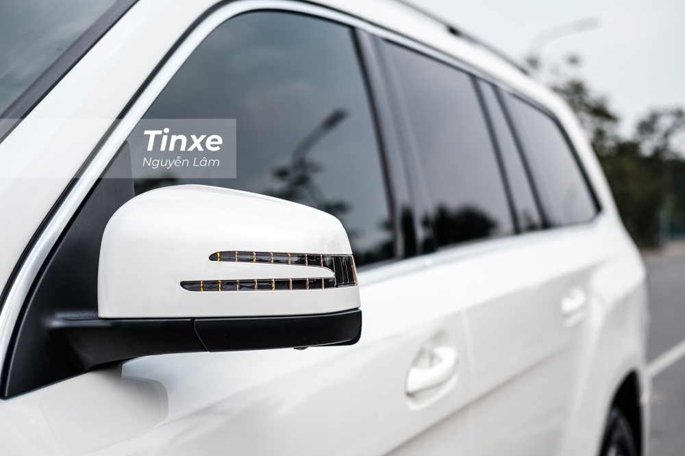 Gương chiếu hậu được tích hợp đèn xi-nhan dạng LED nhưng hơi khó nhìn trong điều kiện ánh sáng gắt