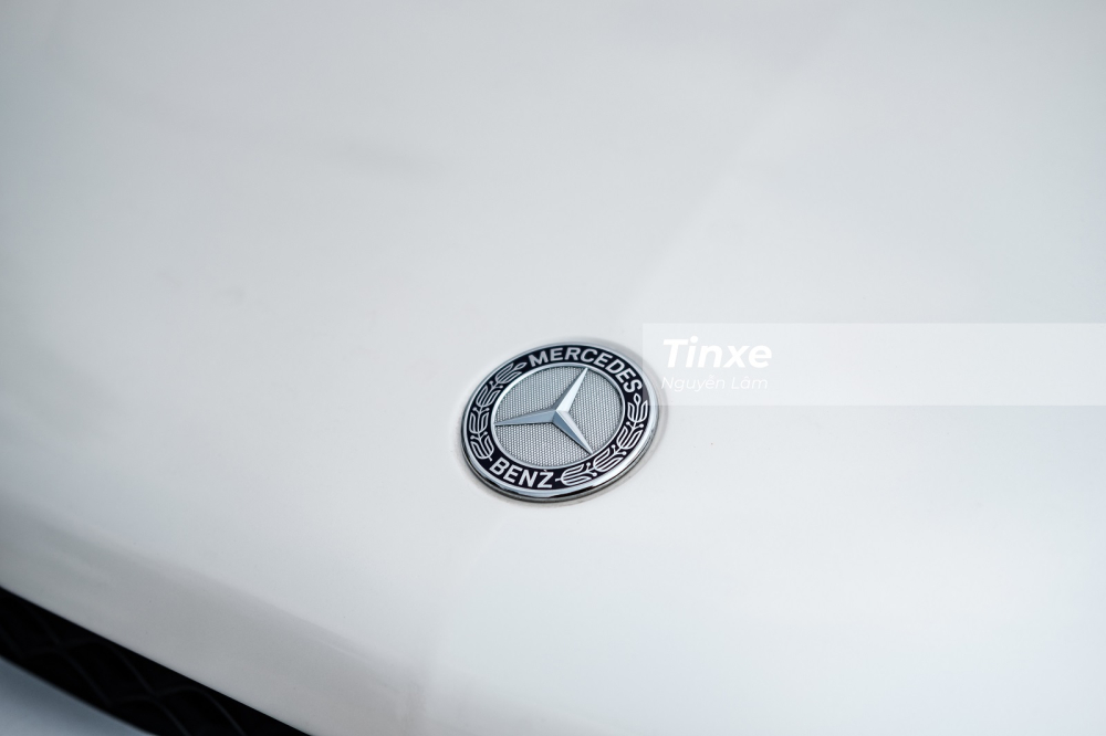 Logo Mercedes-Benz dạng chìm đặt trên nắp ca-pô
