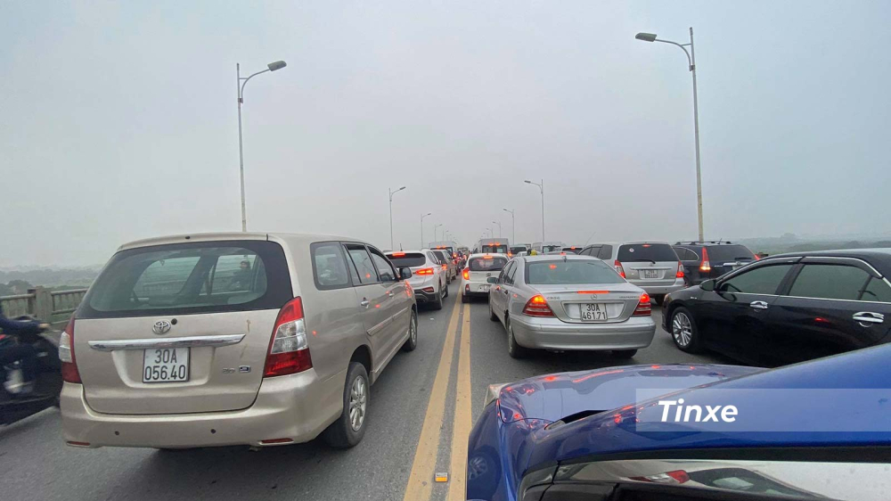 Cầu Vĩnh Tuy ùn tắc nghiêm trọng vì vụ tai nạn
