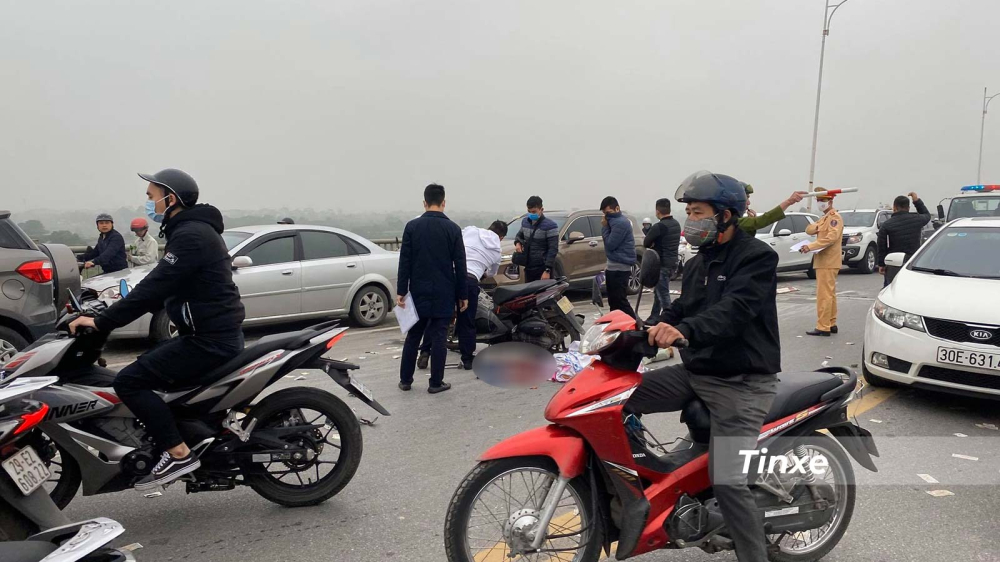Lực lượng chức năng có mặt tại hiện trường vụ tai nạn