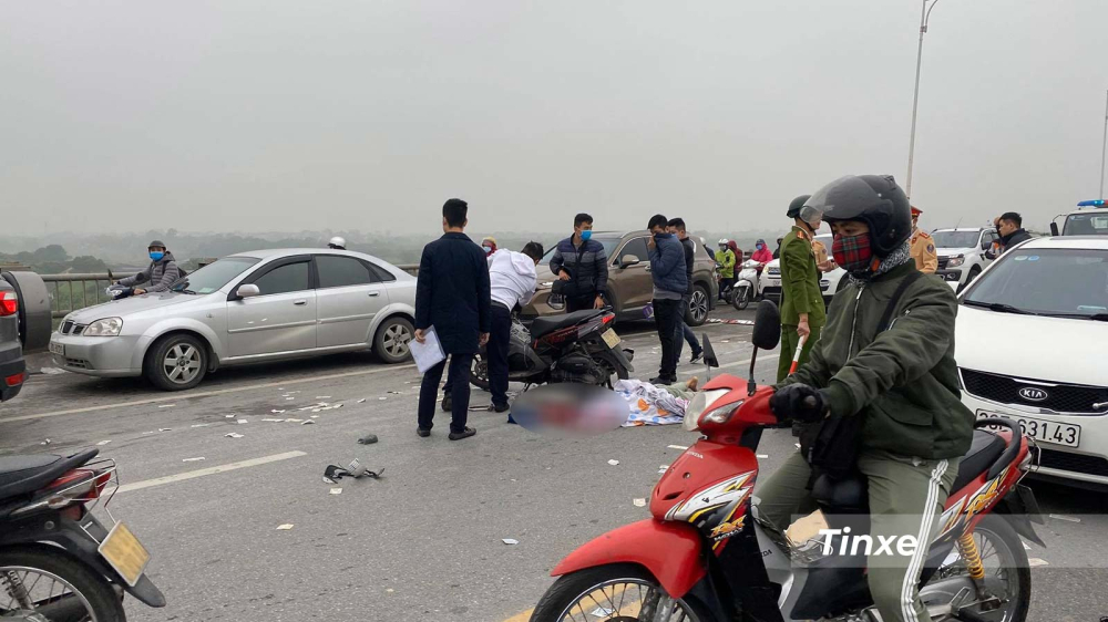 Hiện trường vụ tai nạn trên cầu Vĩnh Tuy vào sáng nay