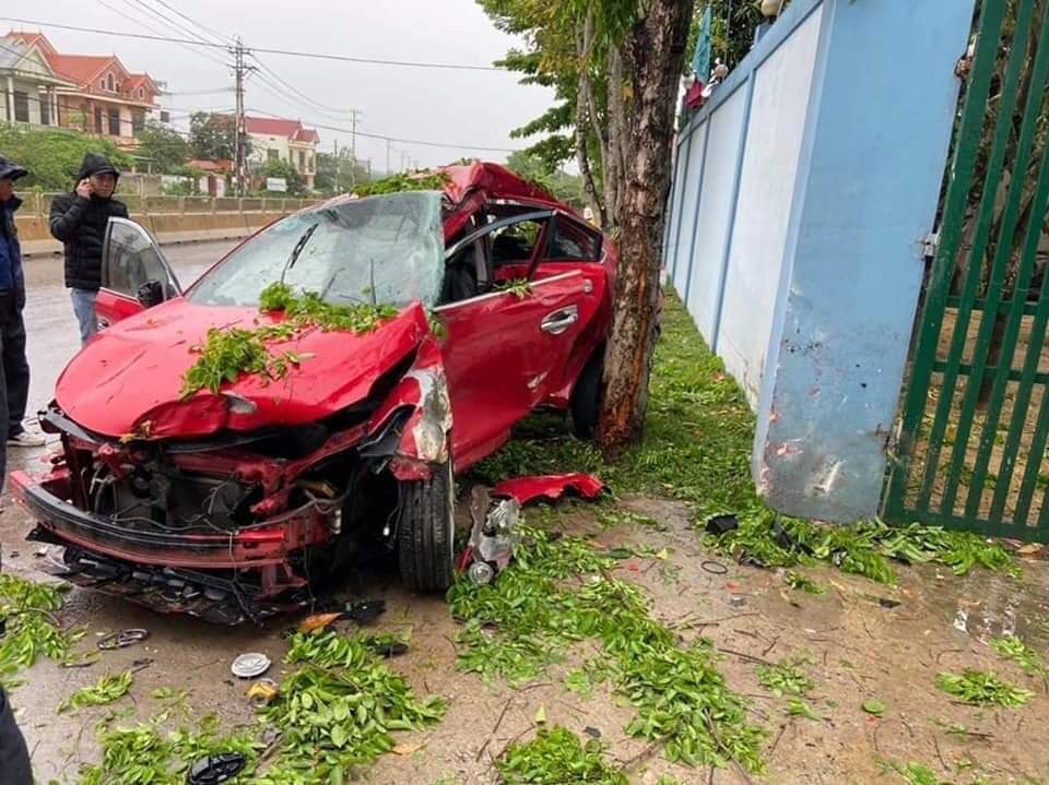 Hiện trường vụ tai nạn nghi&ecirc;m trọng tại Quảng B&igrave;nh