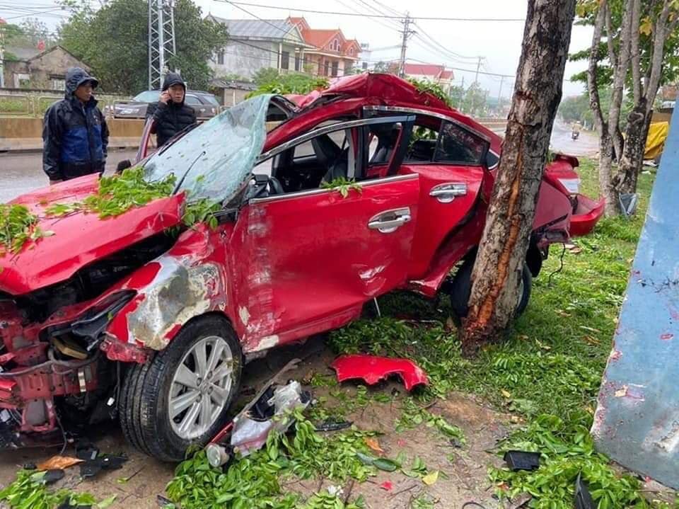 Chiếc Toyota Vios bẹp d&uacute;m sau vụ tai nạn