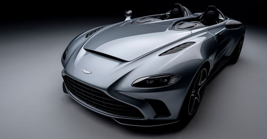 Aston Martin V12 Speedster là sản phẩm được tạo nên bởi Q by Aston Martin với cảm hứng từ lịch sử thể thao tốc độ của hãng xe Anh quốc cùng thiết kế phong cách hàng không. Được biết là ý tưởng về chiếc Aston Martin V12 Speedster bắt đầu hình thành từ 12 tháng trước nhằm mang đến cho khách hàng thêm lựa chọn siêu xe hai chỗ không mui, bên cạnh các mẫu xe như Bentley Bacalar, McLaren Elva hay Ferrari Monza SP2.