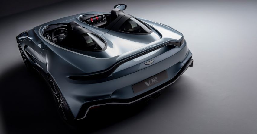 Theo hãng xe Aston Martin, chiếc V12 Speedster được phát triển dựa trên kết cấu khung gầm nhôm liên kết mới nhất của hãng, hội tụ các điểm mạnh từ hai người anh em là Aston Martin DBS Superleggera và Aston Martin Vantage nhằm tạo nên nét độc đáo riêng. Cùng với đó là hệ thống treo tay đòn kép độc lập ở trước và hệ thống treo đa liên kết cùng lò xo và giảm chấn thích ứng. Trong đó hệ thống giảm chấn thích ứng có thể vận hành ở 3 chế độ là Sport, Sport+ và Track.