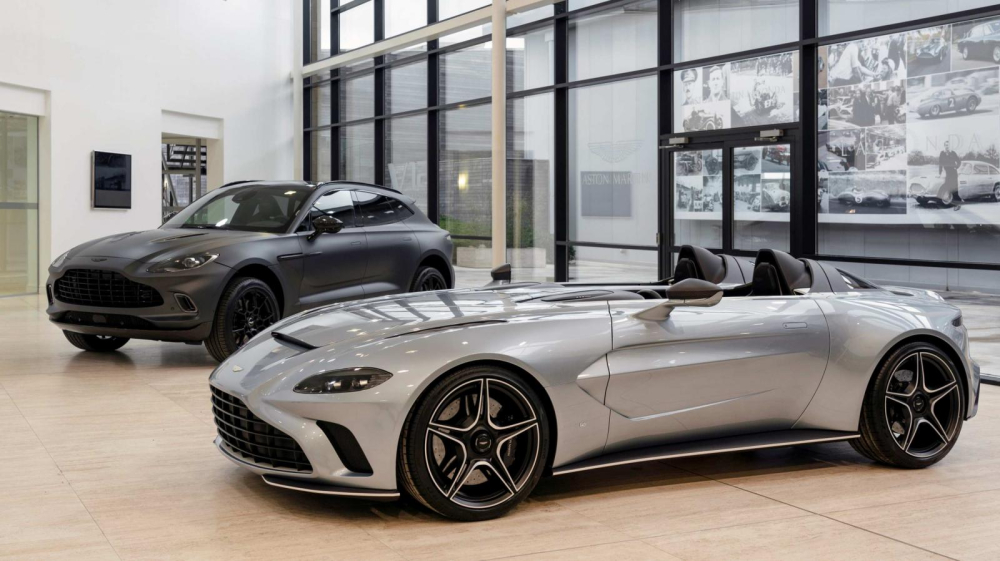 Thời gian giao hàng dự kiến siêu xe Aston Martin V12 Speedster cho các đại gia ở Hồng Kông dự kiến là vào năm 2021. Hiện chưa rõ số tiền mà giới triệu phú ở Hương Cảng chi ra để sở hữu Aston Martin V12 Speedster, chỉ biết rằng, Aston Martin V12 Speedster sẽ có mức giá bán tiêu chuẩn là 765.000 Bảng Anh, tương đương khoảng 23 tỷ đồng ngay tại thị trường Anh.