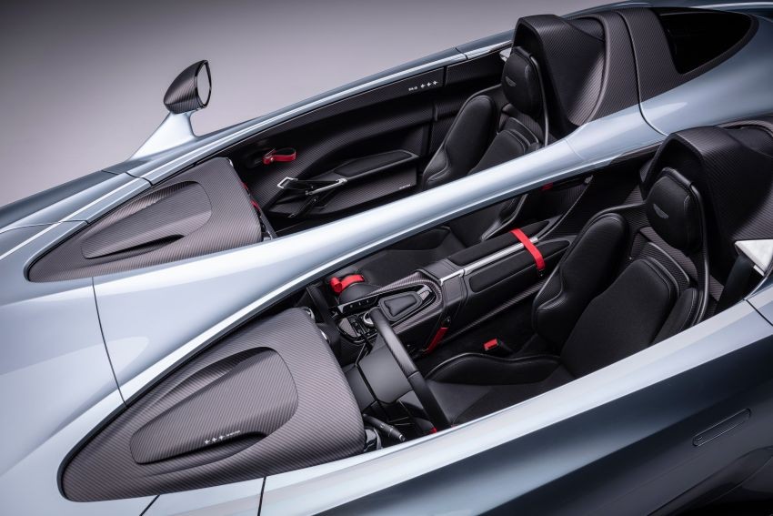 Cận cảnh vẻ đẹp của siêu xe Aston Martin V12 Speedster không kính nhìn từ trên cao. Có thể thấy hãng xe Anh quốc sử dụng một thanh nhôm chạy chính giữa hai ghế ngồi của Aston Martin V12 Speedster
