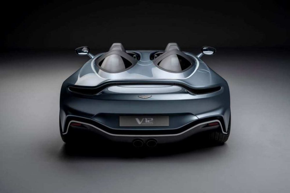 Sức mạnh của Aston Martin V12 Speedster đến từ khối động cơ V12, dung tích 5.2 lít, sản sinh công suất tối đa 700 mã lực và mô-men xoắn cực đại 753 Nm. Đi kèm với khối động cơ mạnh mẽ này là hộp số tự động ZF 8 cấp cùng vi sai chống trượt ở cầu sau. Siêu xe Aston Martin V12 Speedster được đại gia Hồng Kông đặt mua đến hai chiếc có khả năng tăng tốc từ vị trí xuất phát lên 100 km/h chỉ trong thời gian 3,5 giây trước khi đạt vận tốc tối đa 300 km/h.