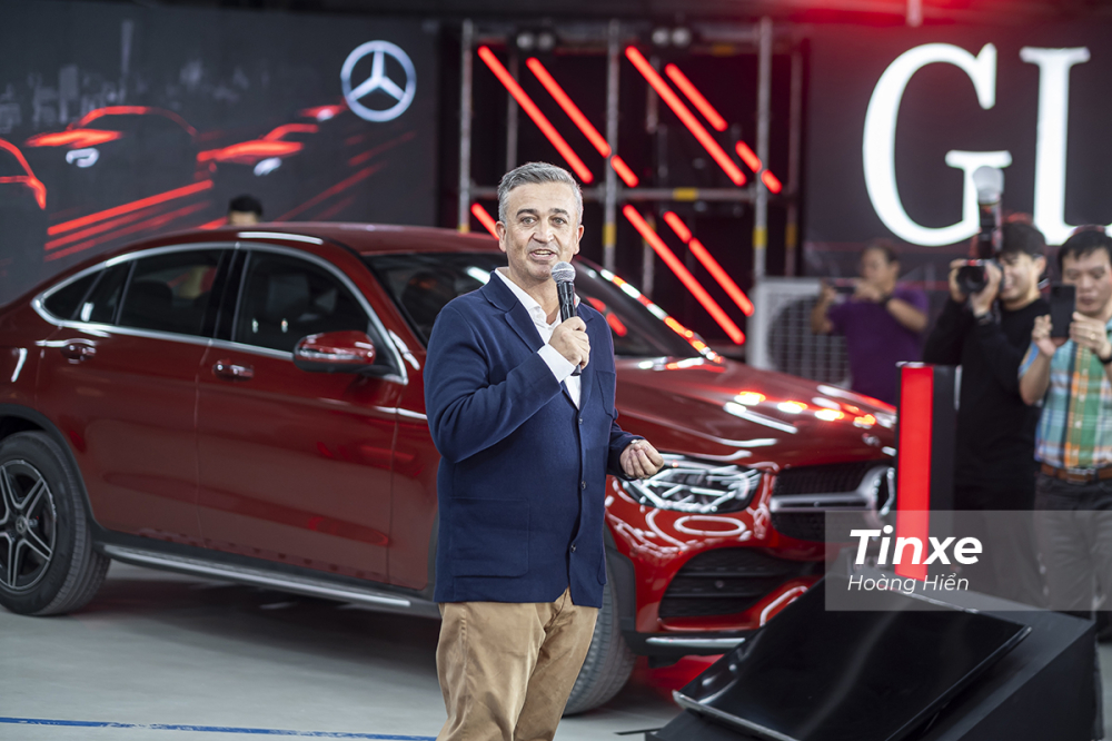 Ông Bradley Kelly - Tổng giám đốc Mercedes-Benz Việt Nam giới thiệu 7 mẫu xe mới của năm 2020 tại thị trường Việt Nam.