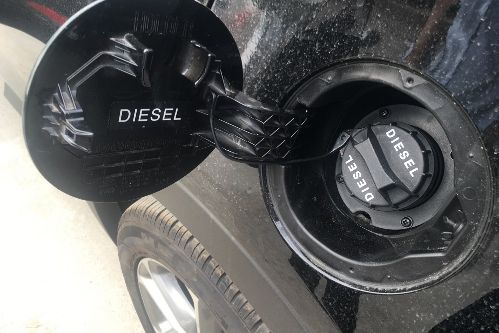 Ký hiệu Diesel in trên nắp bình đựng nhiên liệu của xe sử dụng máy dầu