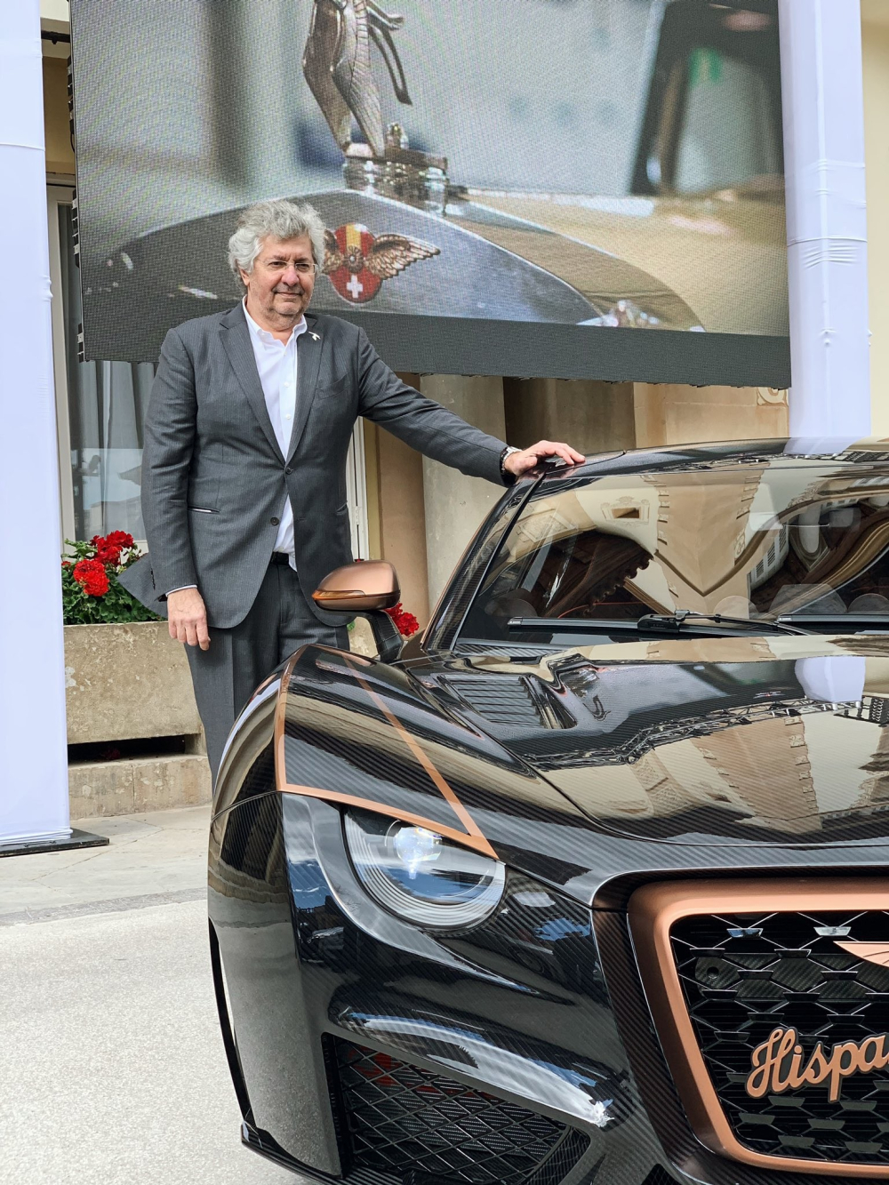 Chủ tịch của Hispano Suiza đứng cùng chiếc hypercar mới trong buổi họp báo ra mắt Chủ tịch của Hispano Suiza đứng cùng chiếc hypercar mới trong buổi họp báo ra mắt
