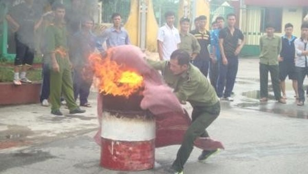 Có thể dùng chăn ướt để dập đám cháy xăng dầu trên xe