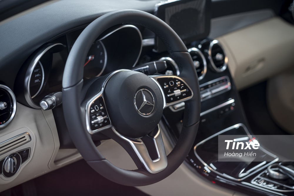 V&ocirc;-lăng ba chấu t&iacute;ch hợp nhiều n&uacute;t bấm. Nổi bật với hai t&iacute;nh năng Cruise Control v&agrave; Limit Speed.