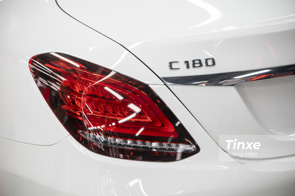 Đ&egrave;n hậu dạng LED l&agrave;m tăng khả năng nhận diện cho Mercedes-Benz C180 khi nh&igrave;n từ ph&iacute;a sau.