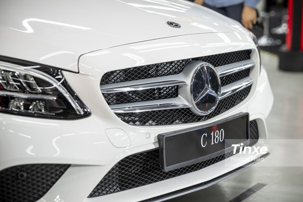 Lưới tản nhiệt với hai nan song song rất đặc trưng của Mercedes-Benz.