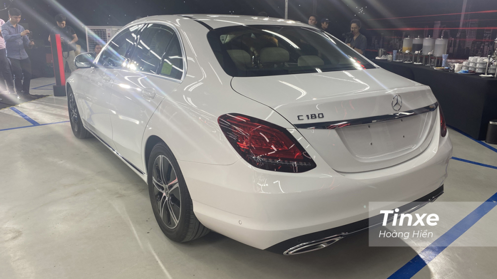 Phần đu&ocirc;i xe của Mercedes-Benz C180 với thiết kế quen thuộc