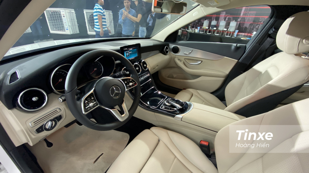Nội thất Mercedes-Bennz C180 vẫn giữ được những n&eacute;t lịch sự của một chiếc C-class.