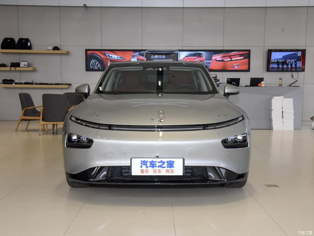 Trực diện đầu xe Xpeng P7 trông gọn gàng với dải đèn mỏng kéo dài