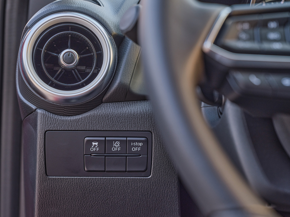 Mazda2 2020 còn có thêm hệ thống cảnh báo làn đường.