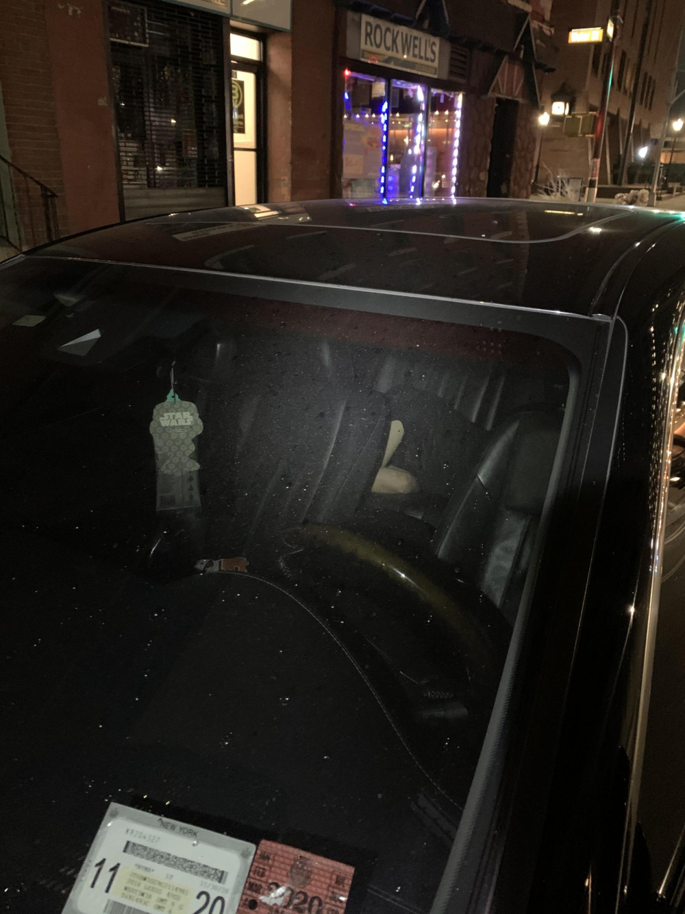 Hình ảnh tài xế Uber trốn ở ghế sau được hành khách người châu Á chụp lại và chia sẻ lên Reddit