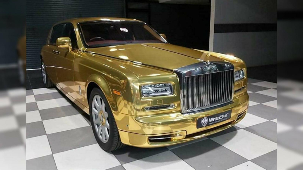 Một nhà triệu phú người Ấn Độ đã rước về một chiếc Rolls-Royce Phantom, bọc vàng cho nó và dùng làm taxi du lịch